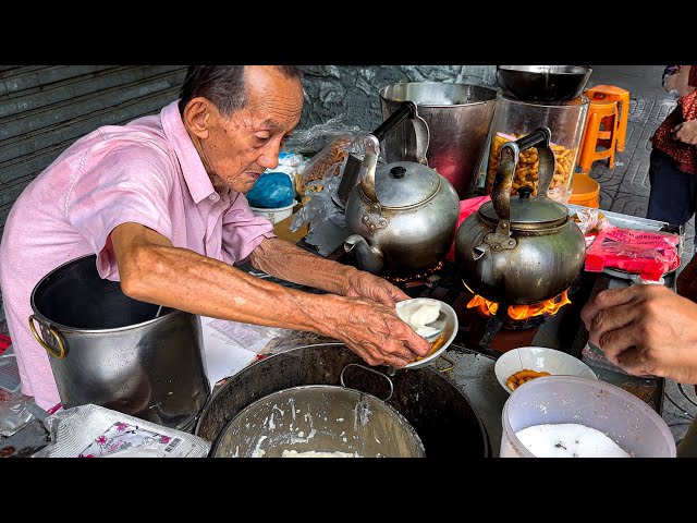 80-year-old Grandpa has been selling tofu and black jelly for over 60 years.