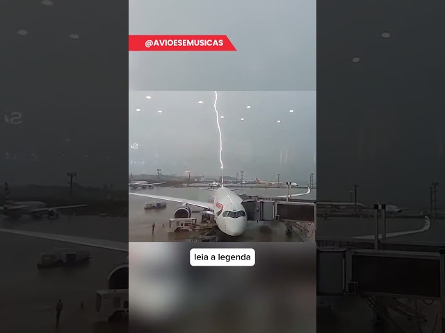 Raio atinge avião no aeroporto de Guarulhos