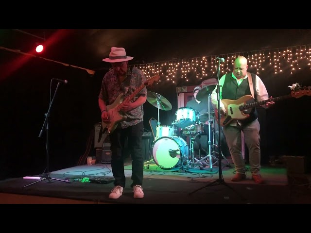 Robin Bibi with a superb solo on his trusty Fender Stratocaster at his Sunbury Cricket Club M