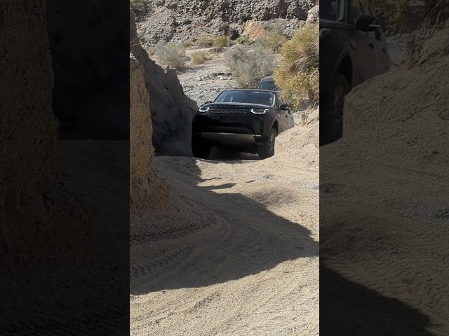 Off-road Berdoo Canyon Joshua Tree in a Discovery 5 Land Rover