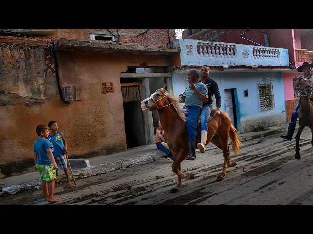 Tips for Photojournalism and Street Photography from Photographer Deanne Fitzmaurice