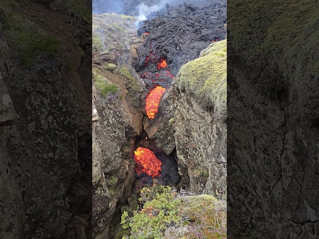 Lava flowing into a crevasse with sound, 4K 60fps. Iceland svartsengi volcanic eruption 2024/08/27