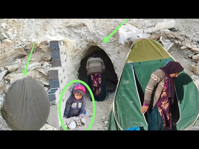 The determination of a nomadic mother: a tunnel house in the mountains