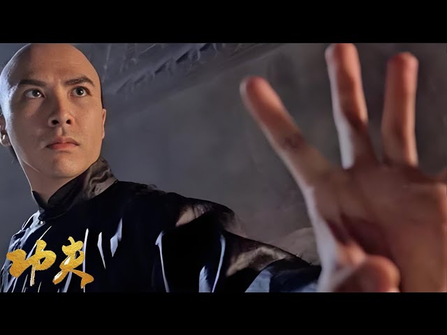 Wong Fei-hung makes a desperate counterattack, defeating hundreds of enemies with an umbrella.