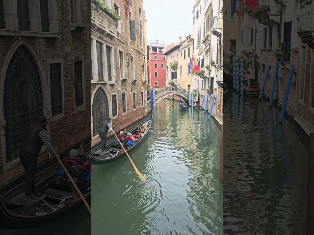 Navegando en Venecia, Italia.