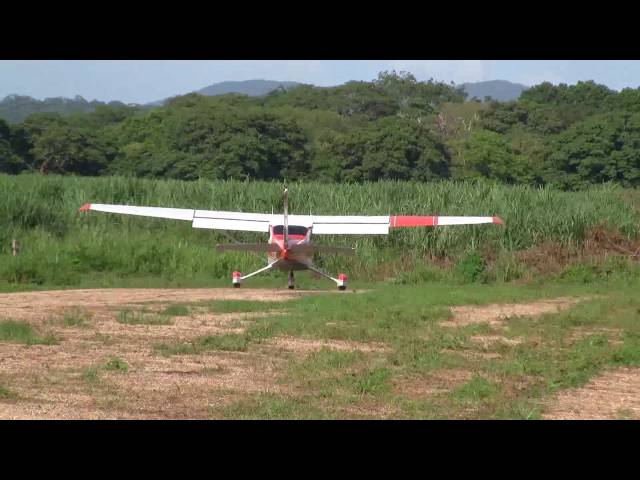 Short take off Cessna 182 Costa Rica