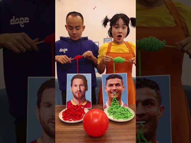 Ronaldo VS Messi Noodles Eating Challenge, Bóng Đỏ Trong Thử Thách Cuộn Len Nhanh