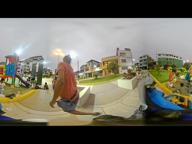 JUGANDO EN EL PARQUE  CON LOS NIÑOS EN 360 GRADOS 2019