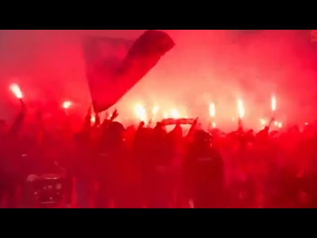 Amazing atmosphere from Barcelona fans before game against Napoli