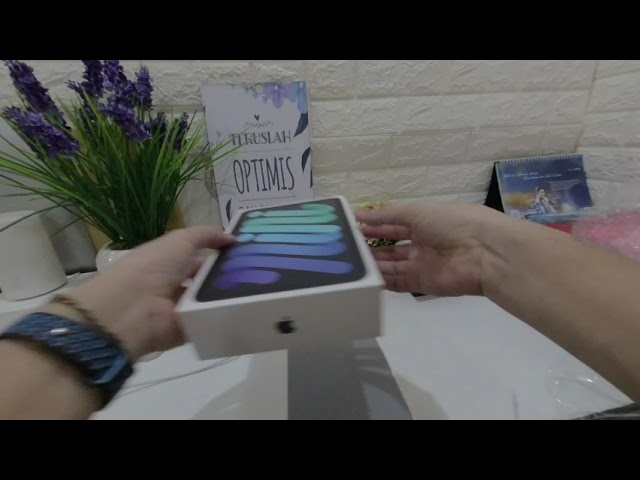 unboxing iPad mini 6 with VR look