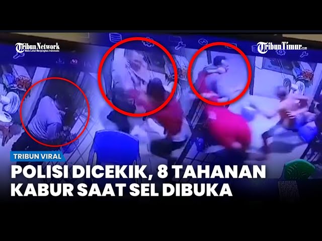 CEROBOH! Polisi Ini Diseruduk Gerombolan Tahanan saat Gembok Pintu Sel Dibuka