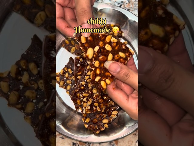 Homemade Chikki😋#dailycookingvideo #shorts #viralvideo #chikki #sweets #ytshorts #viral #homemade