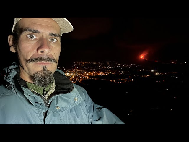 Tonight the eruption is gaining strength again. La Palma Volcano breaking news.