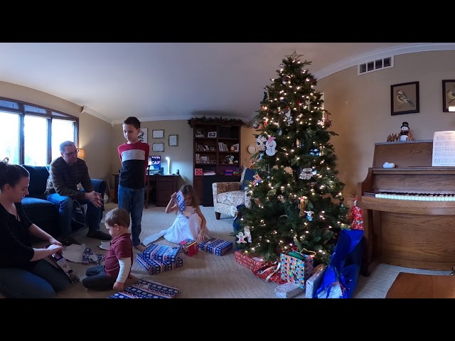 Opening presents in 360°