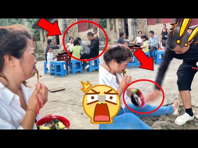 远嫁的女人只因没有生孩子就被婆家暴揍！#喜剧 #funny #comedy #万万没想到