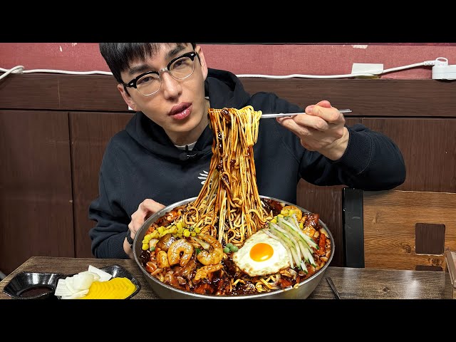 Ridiculously Cheap Incredibly Delicious! Korean Noodles & Fried Pork The Perfect Combo!