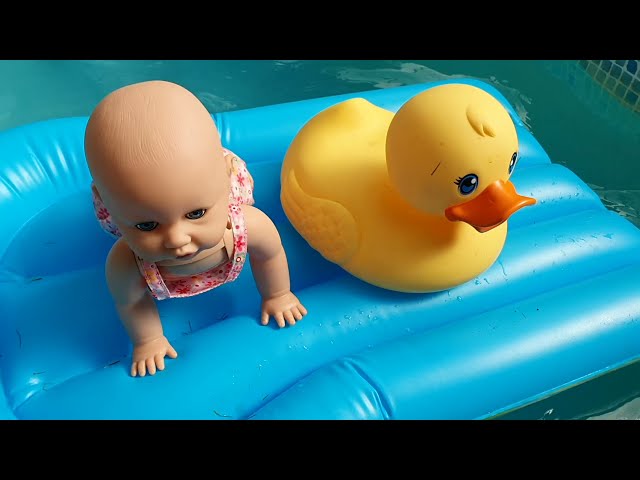 Emily Having fun ! Kids Summer Toys swimming pool