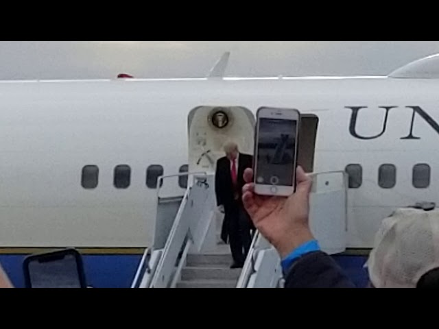 Trump Rally Muskegon Michigan 2020 - President Trump exiting Air Force One