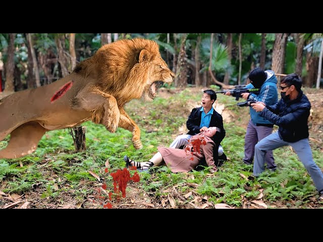 Suddenly the group of people entering the forest were fiercely attacked by a tiger.