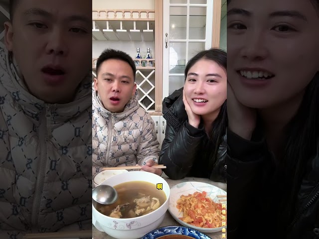 阿强与阿曲莫：阿曲莫在厨房做饭，做饭的响声很专业，阿强吃得津津有味。