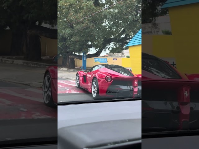 Ferrari La Ferrari e Mclaren P1 andando pelas ruas de Itu