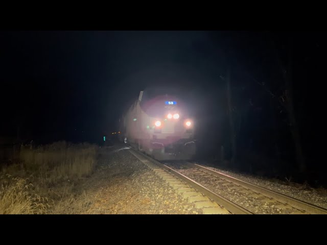 Amtrak Texas Eagle arrives and departs in Alton