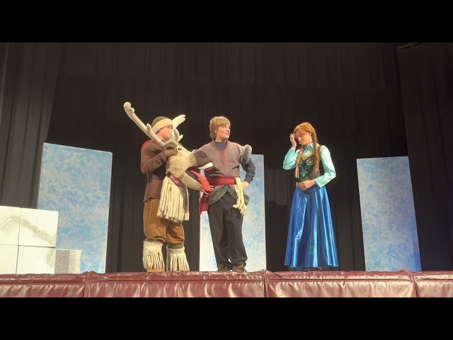 Frozen Jr. - Anna and Kristoff meet Olaf