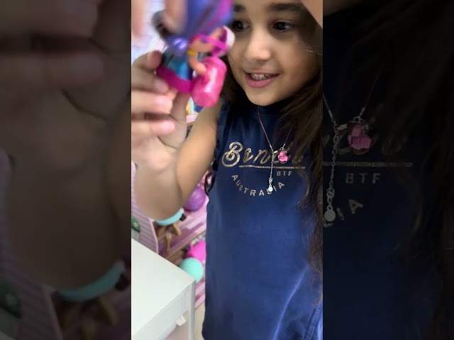 @loldollstudio @LOLDolls @Cookieswirlc luna is opening lol doll surprises 😀