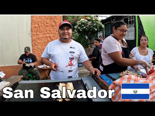 SALVADOREÑOS regalando comida en las calles de SAN SALVADOR | Una obra por mes 🇸🇻