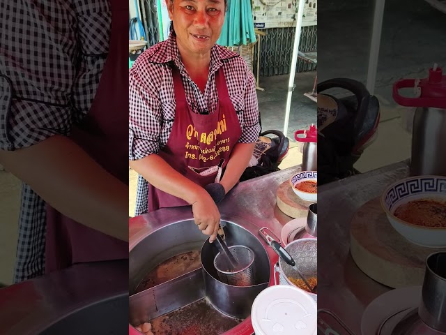 ก๋วยเตี๋ยวรถมอเตอร์ไซค์พ่วงข้าง นี้สั่งเมนูหมูน้ำตกต้มยำ