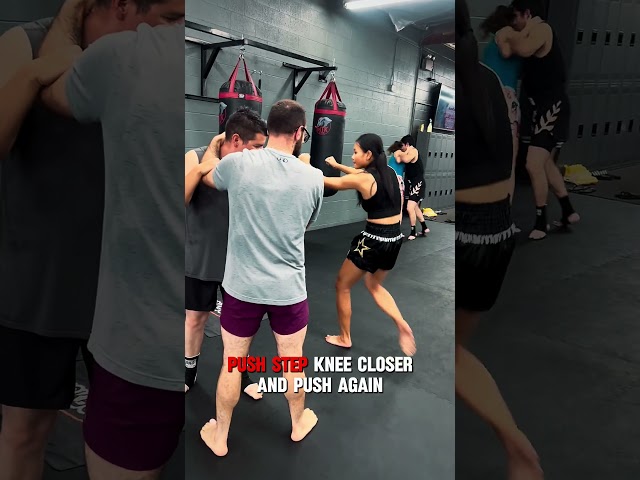 OneFC fighter teaches spearing KNEES #boxing #mma #foryou #muaythailife #muaythai