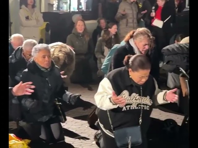 CHRISTIANS WORSHIP JESUS ON STREETS OF NETHERLANDS 🇳🇱 #jesus #foryou #worship #europe #usa #singer