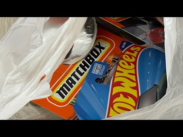 Unboxing Matchbox and Hot Wheels.