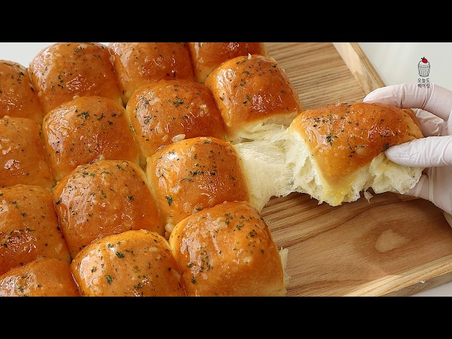 The most delicious garlic bread! How to make garlic cream cheese dinner rolls