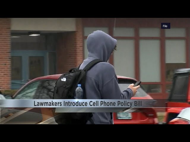 Lawmakers introduce bill requiring cell phone policies from school boards