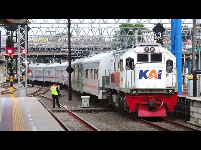 BANYAK KERETA API KELUAR MASUK !! Kumpulan Kereta Api dan KRL Commuter Line di Stasiun Jatinegara