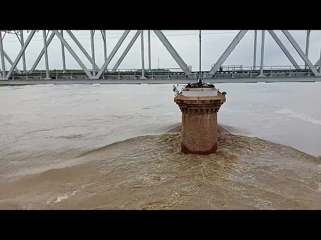 खतरे के निशान से ऊपर यमुना नदी| Heavy water flood in yamuna river| Ravi Vlogs status