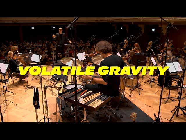 «Volatile Gravity» von Oliver Waespi (2021) mit Jojo Mayer (Drumset) und der Basel Sinfonietta