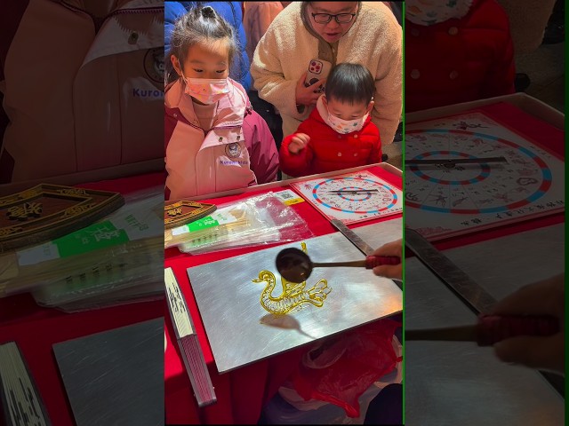 Intangible cultural heritage artists set up stalls to make sugar paintings during the New Year Goods