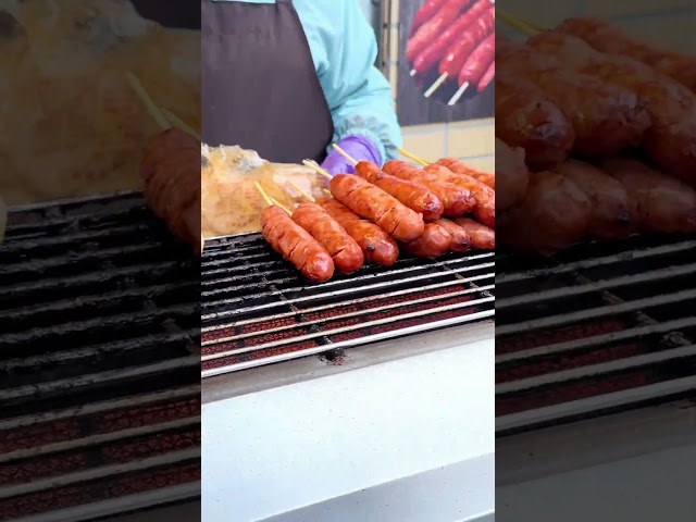 [Taiwanese Street Snack]@Taipei/MaoKong🚠Station! BBQ Sausage Wrapped in Sticky Rice! Best Combi!🥰🌭🍚