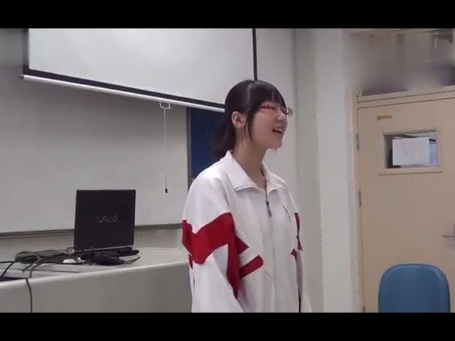 Pretty female student sing the song 《worship》 in the class. Everyone was shocked!