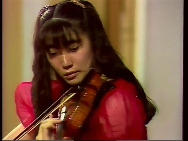 Bizet-Sarasate - Carmen Fantasy - Akiko Suwanai - Live - 1990