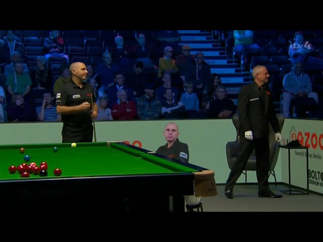 Snooker referee ROASTS fan when phone goes off 🔥 📞