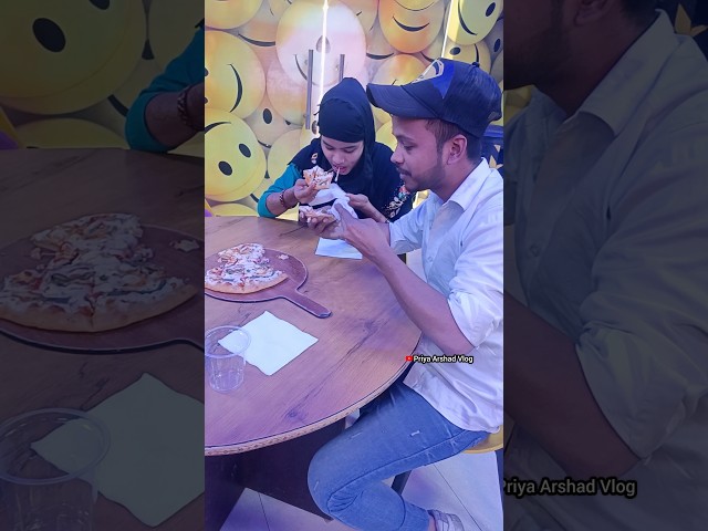 Priya Ne Khilaya Pizza 😍 #reels #shorts #shortsfeed #pizza #short#dailyvlog #familyvlog