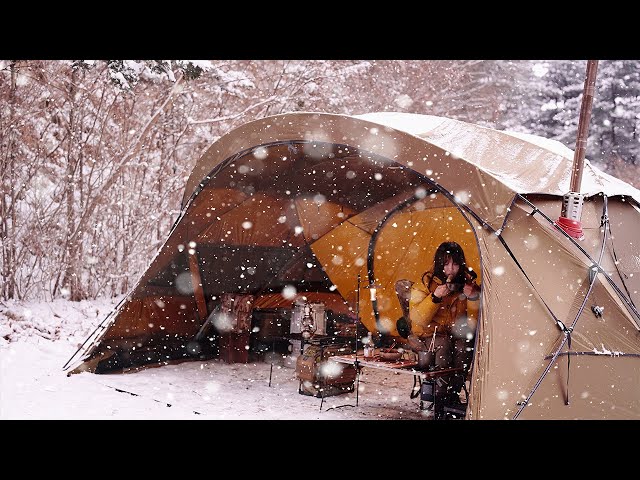 [4K] camping in the snow in the quiet mountains alone. hearing snow falling in a relaxing shelter.