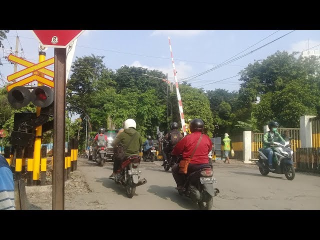 Perlintasan kereta api surabaya gubeng 1