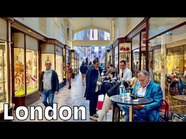 Central London Walk on Bank Holiday Monday in the Entertainment Centre, 4k HDR