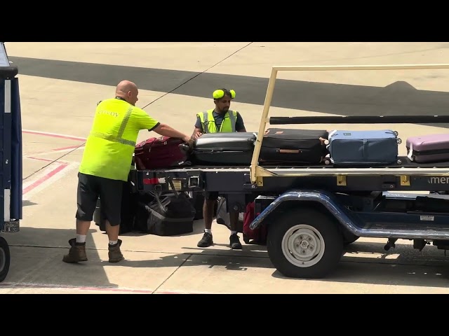 CLEVELAND (CLE) INTERNATIONAL AIRPORT TARMAC WORKER THROW BAGS ON GROUND!