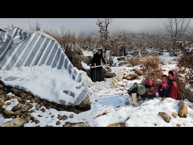 "Life in a Tent in Winter: Susan and His Children Under Heavy Snow"🌧😭