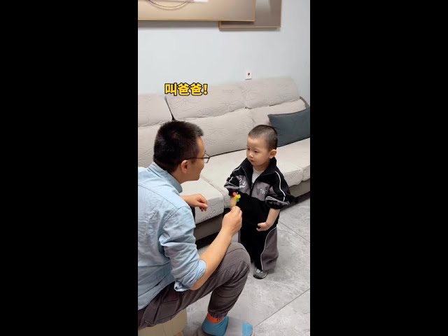 Dad is teaching his son to shout dad! Unexpectedly, the baby shouted a 360-degree turn.😂# Dad take